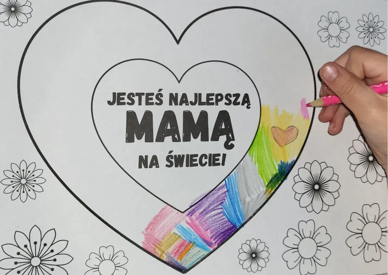 Kolorowanka dla mamy z sercem i napisem "Jesteś najlepszą mamą na świecie!". Dziecko koloruje serduszko i tęczę.