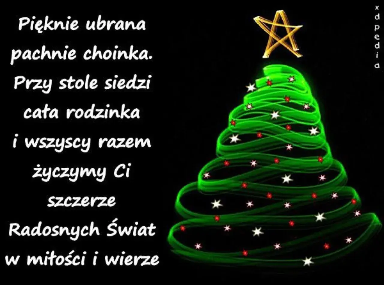 Choinka świeci, rodzina przy stole. Składamy szczere życzenia bożonarodzeniowe w miłości i wierze.