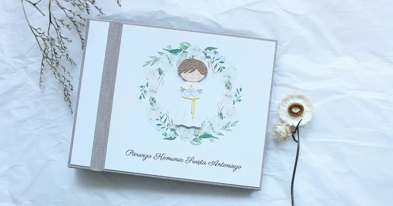 Album na pamiątkę Pierwszej Komunii Świętej dla chłopca. Urocza ozdoba z postacią dziecka w wianku. Idealny pomysł na prezent.