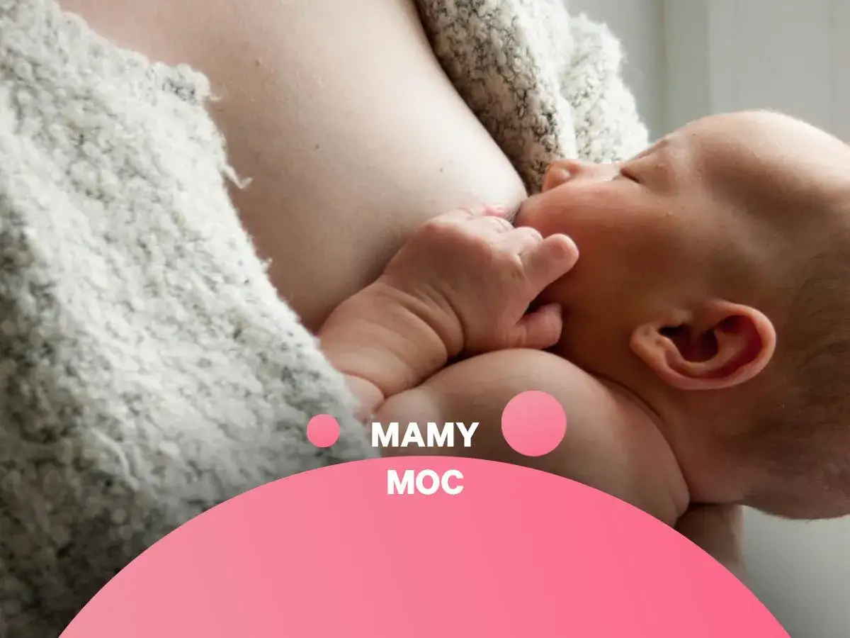 Malutkie dziecko karmione piersią, być może przeżywające kryzys laktacyjny. Ciepło i bliskość mamy.
