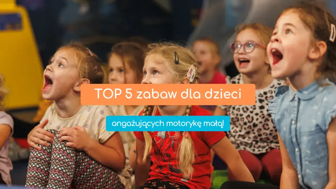 Grupa dzieci z otwartymi ustami, patrząca w górę. Napis 