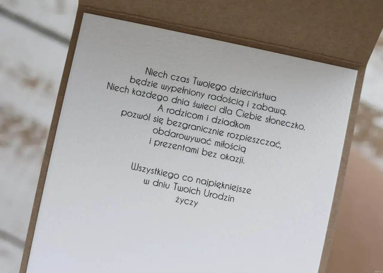 Mądre życzenia dla dziecka: Niech dzieciństwo będzie radosne, a każdy dzień słoneczny. Pozwól rodzicom i dziadkom rozpieszczać Cię miłością i prezentami.