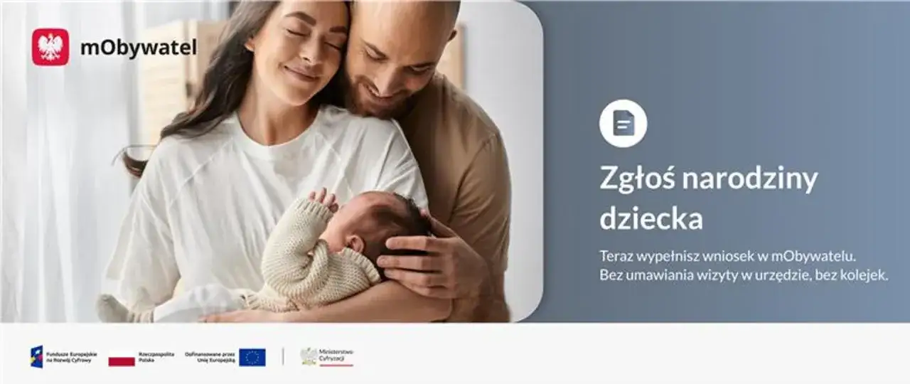 Szczęśliwi rodzice z noworodkiem. Zgłoś narodziny dziecka w mObywatelu. Dowiedz się, ile czasu jest na zameldowanie dziecka po urodzeniu.